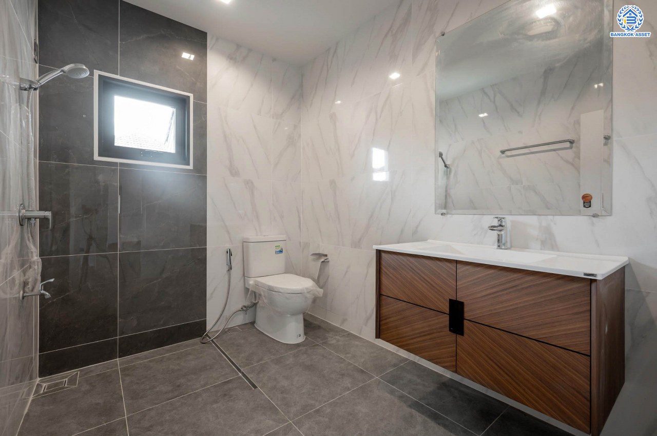 บ้านเดี่ยวฟิลคฤหาสน์มือสองตกแต่งใหม่ แบรนด์ LH ดีไซน์สุดหรูหรา โครงการ ลดาวัลย์ ปิ่นเกล้า เนื้อที่ 178.6 ตร.ว. บนพื้นที่ใช้สอยถึง 651.84 ตร.ม. ฟังก์ชันจัดเต็ม 5 ห้องนอน 7 ห้องน้ำ  1 ห้องแม่บ้าน จอดรถได้ถึง 3 คัน ทำเลศักยภาพติดถนนบรมราชชนนี เชื่อมต่อหลายเส้นทาง ใกล้มหาวิทยาลัยมหิดล และเซ็นทรัลศาลายา